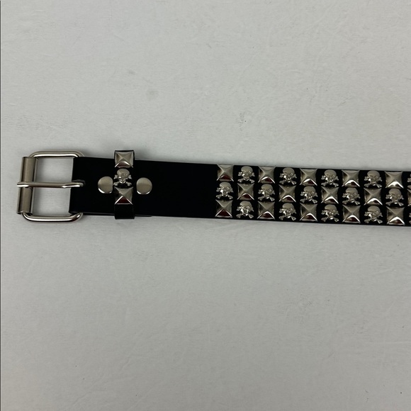 Hot Topic Skulls & Crossbones Three Row Pyramid Stud Belt Sz S - Picture 7 of 11